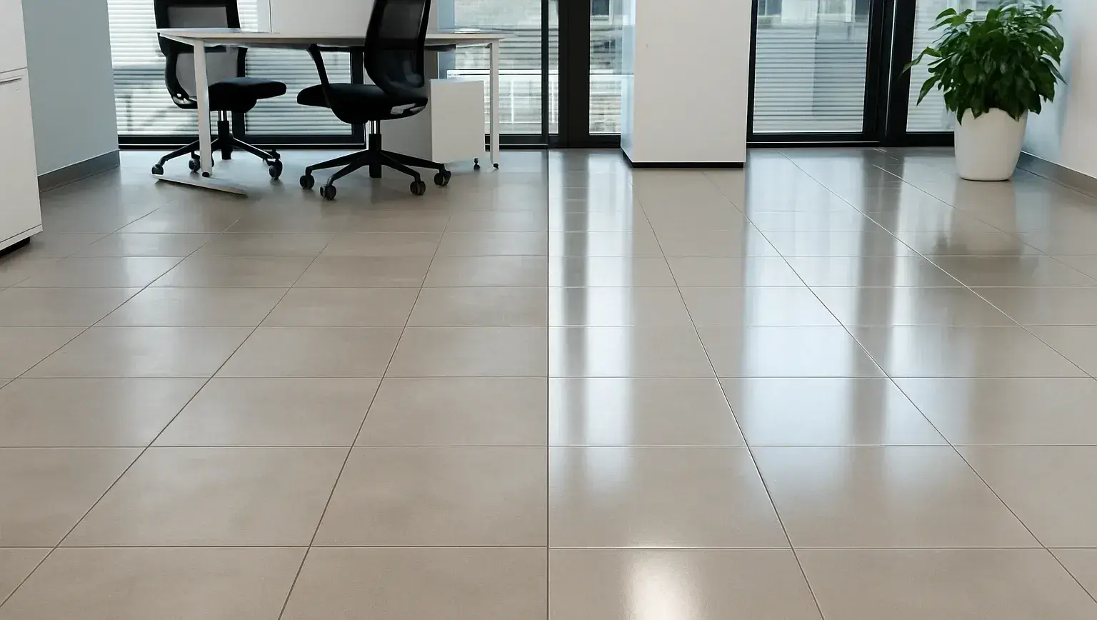 Voor en na vloeronderhoud door The Cleaning